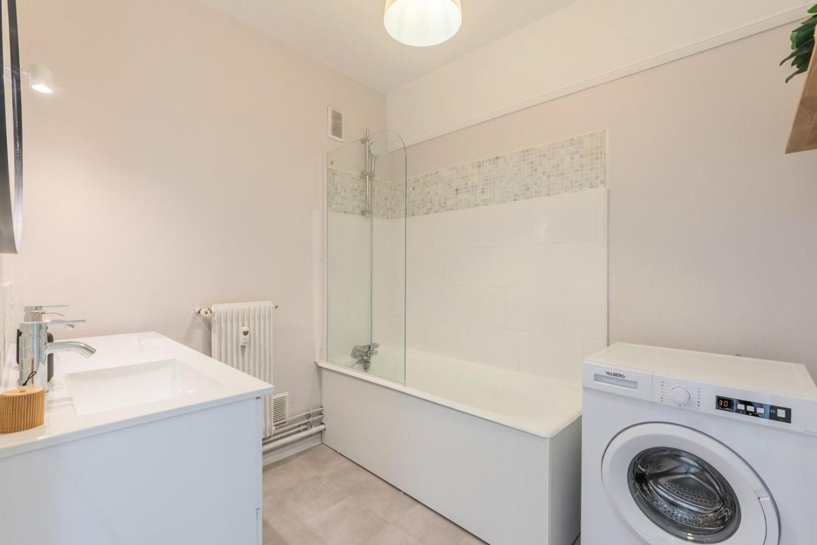 Spacious 3 Bedroom Apartment & Private Parking! Lambersart Zewnętrze zdjęcie